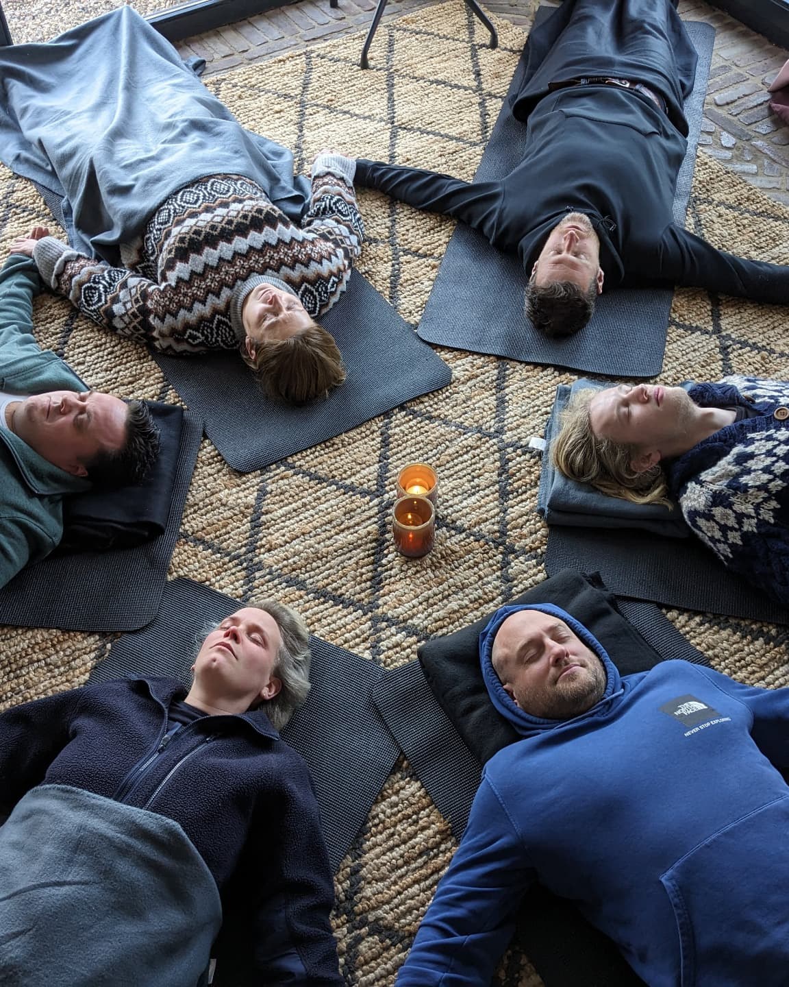 Kleine groep deelnemers tijdens een ademcirkel